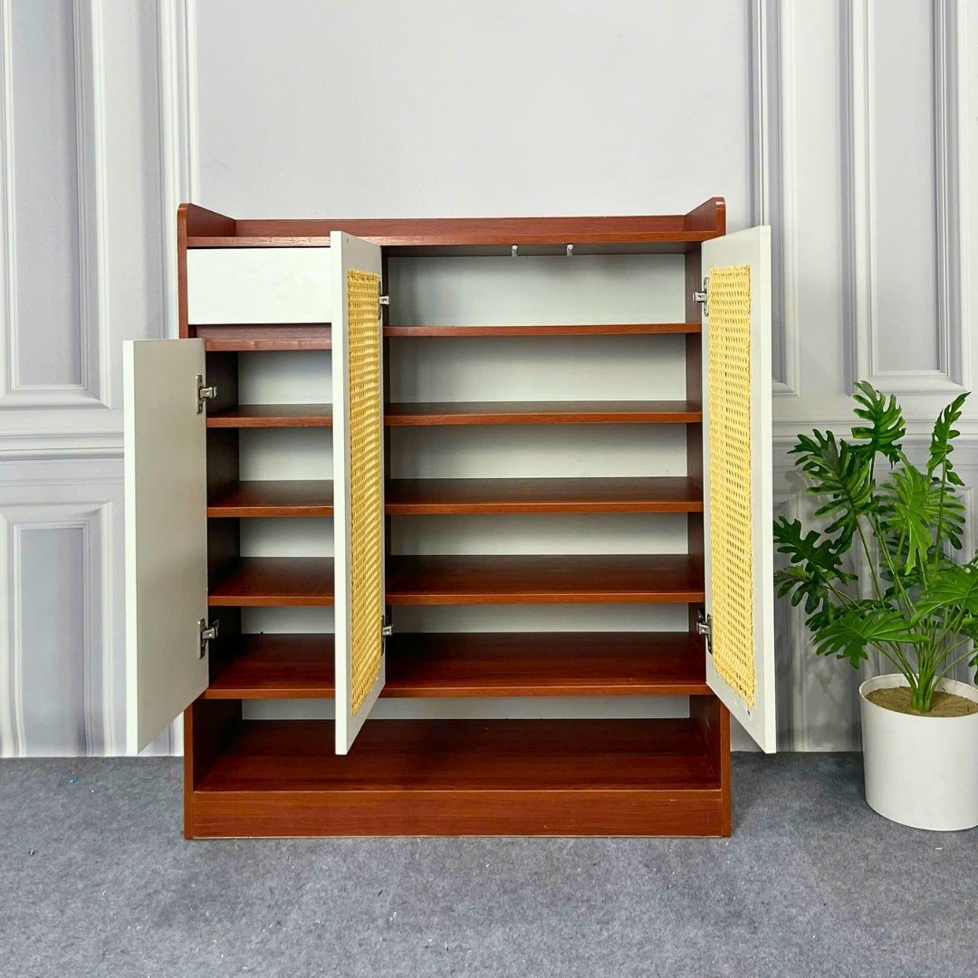 Tủ giày MDF phủ Melamine với cánh phối mây nhựa tự nhiên, thiết kế thông thoáng hiện đại, thương hiệu KN Home Decor.