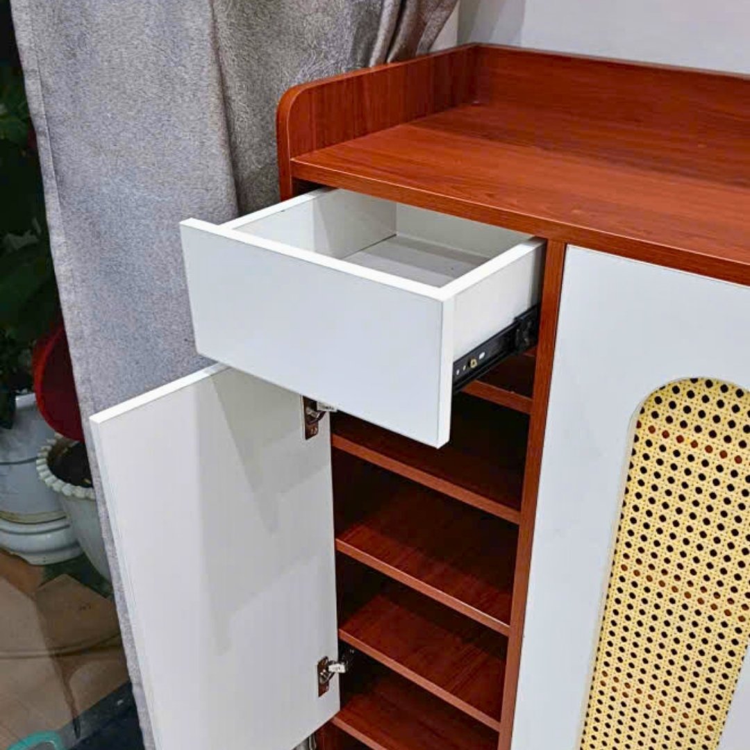 Tủ giày MDF phủ Melamine với cánh phối mây nhựa tự nhiên, thiết kế thông thoáng hiện đại, thương hiệu KN Home Decor.