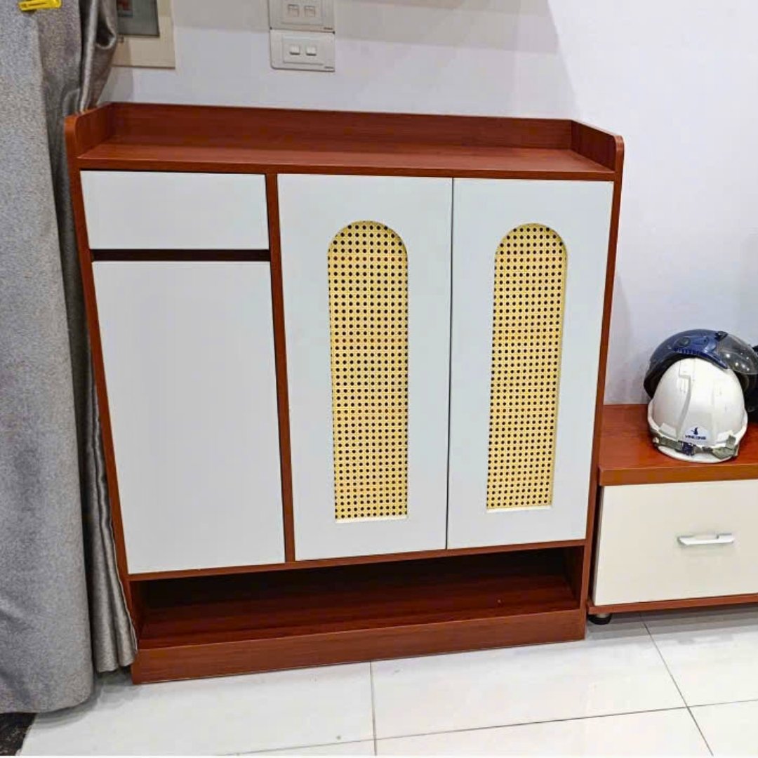 Tủ giày MDF phủ Melamine với cánh phối mây nhựa tự nhiên, thiết kế thông thoáng hiện đại, thương hiệu KN Home Decor.