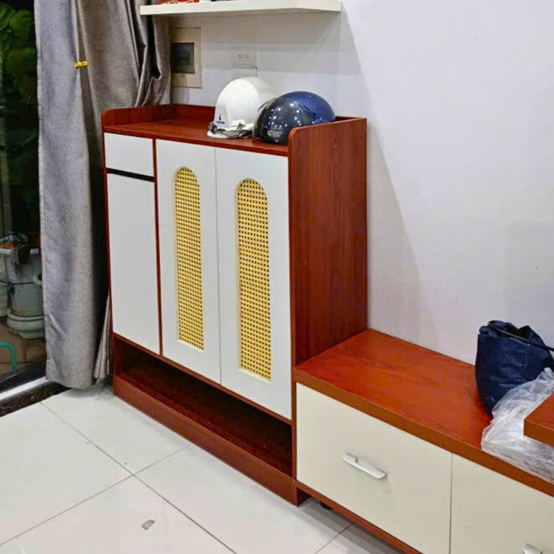 Tủ giày MDF phủ Melamine với cánh phối mây nhựa tự nhiên, thiết kế thông thoáng hiện đại, thương hiệu KN Home Decor.