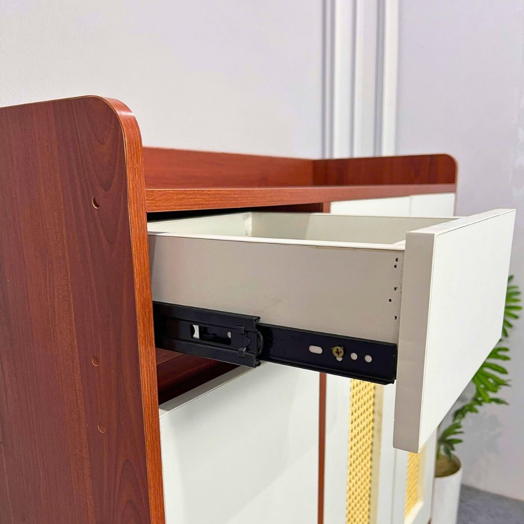 Tủ giày MDF phủ Melamine với cánh phối mây nhựa tự nhiên, thiết kế thông thoáng hiện đại, thương hiệu KN Home Decor.