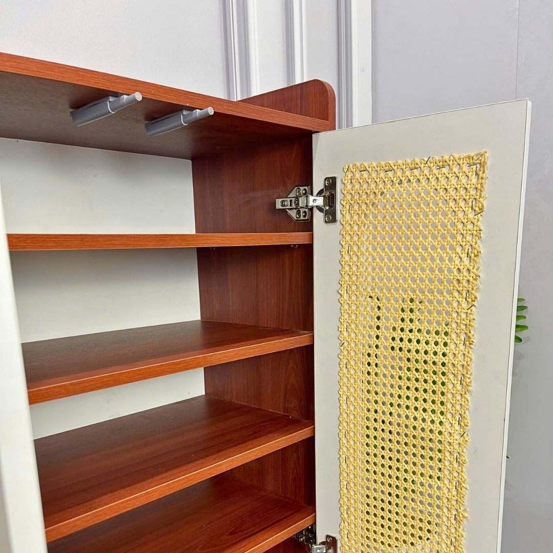 Tủ giày đa năng bằng gỗ MDF phủ Melamine dày 15mm, 17mm, kết hợp lưới mây nhựa mắt cao thoáng khí, phù hợp Tủ giày MDF phủ Melamine với cánh phối mây nhựa tự nhiên, thiết kế thông thoáng hiện đại, thương hiệu KN Home Decor.cư và nhà phố