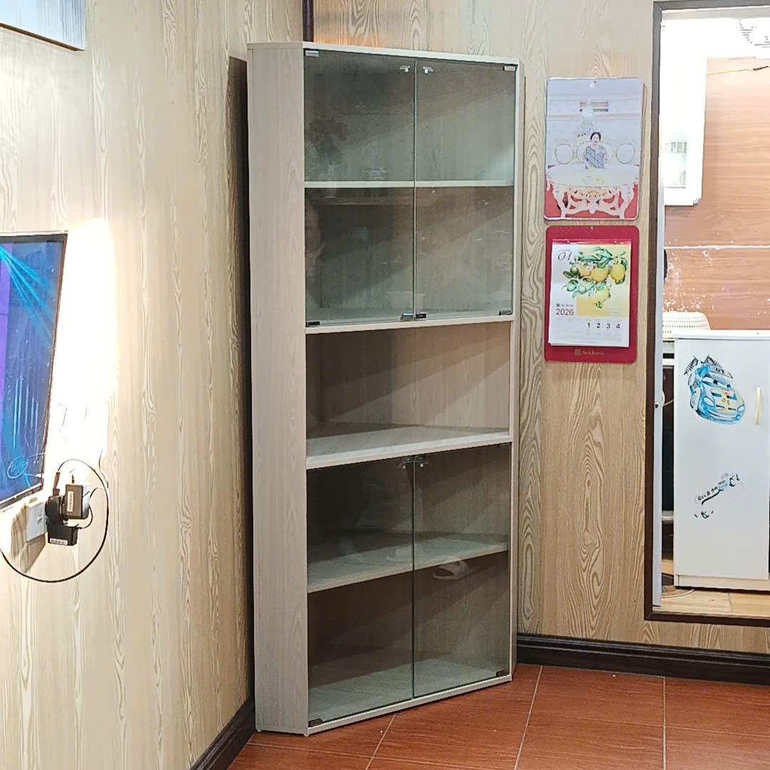 Kệ góc MDF phủ Melamine cánh kính nhiều tầng, giúp tận dụng góc tường hiệu quả, thương hiệu KN Home Decor.