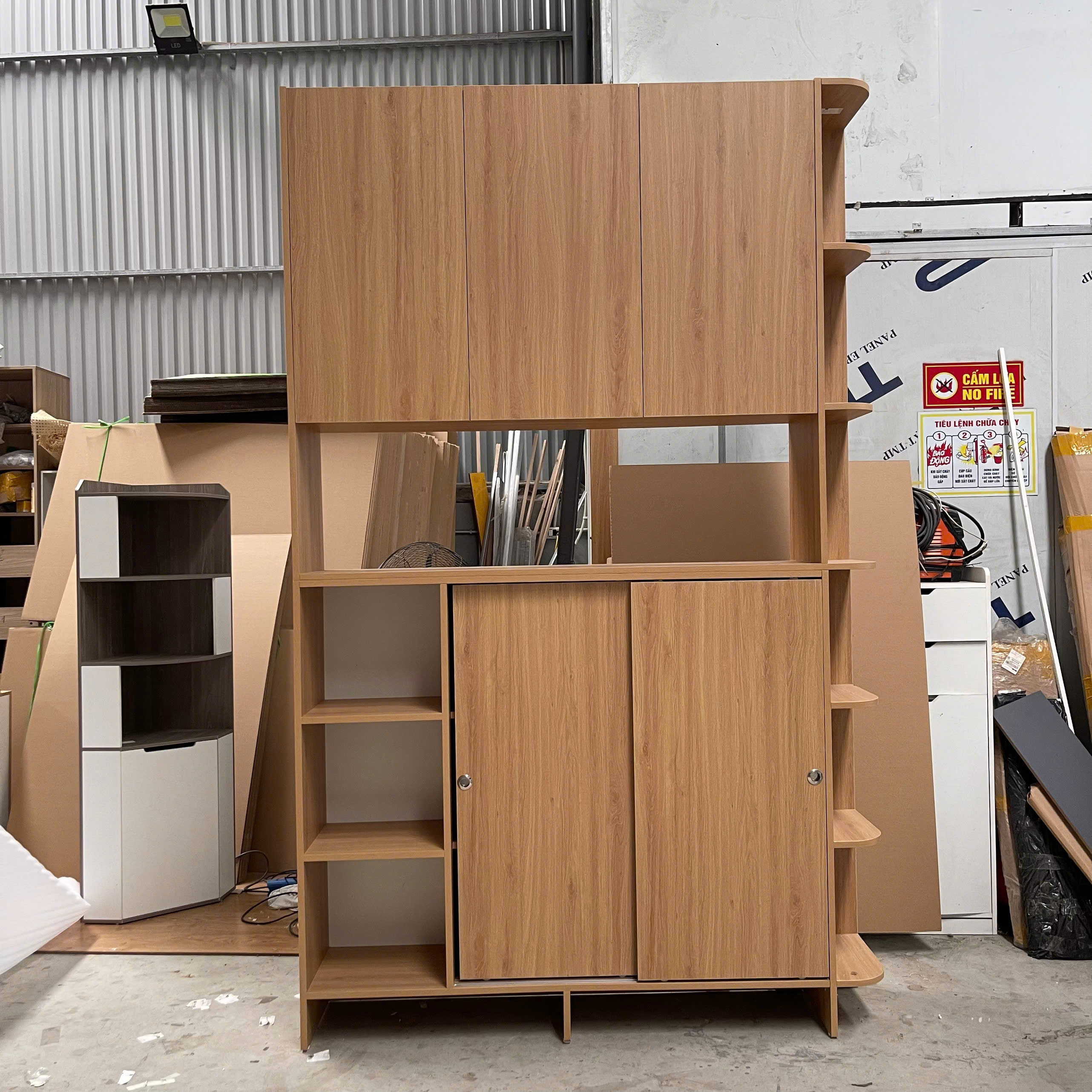 tủ pantry lưu trữ đồ gia dụng