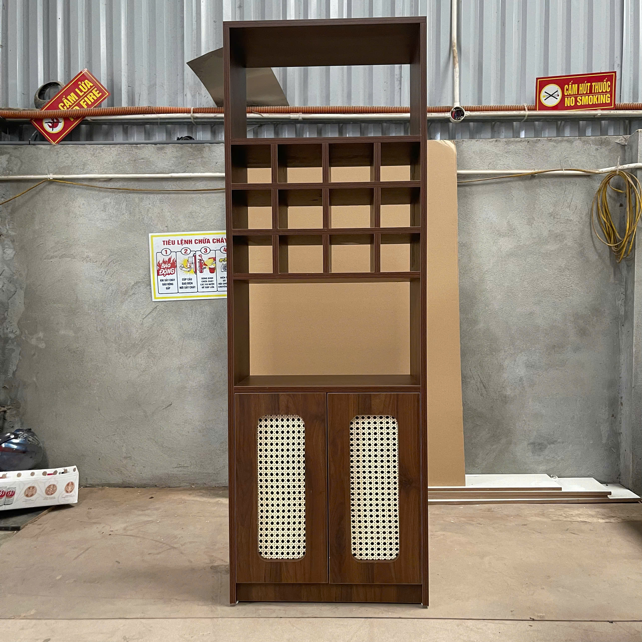 ke ruou nhieu o vuong de chai tien loi