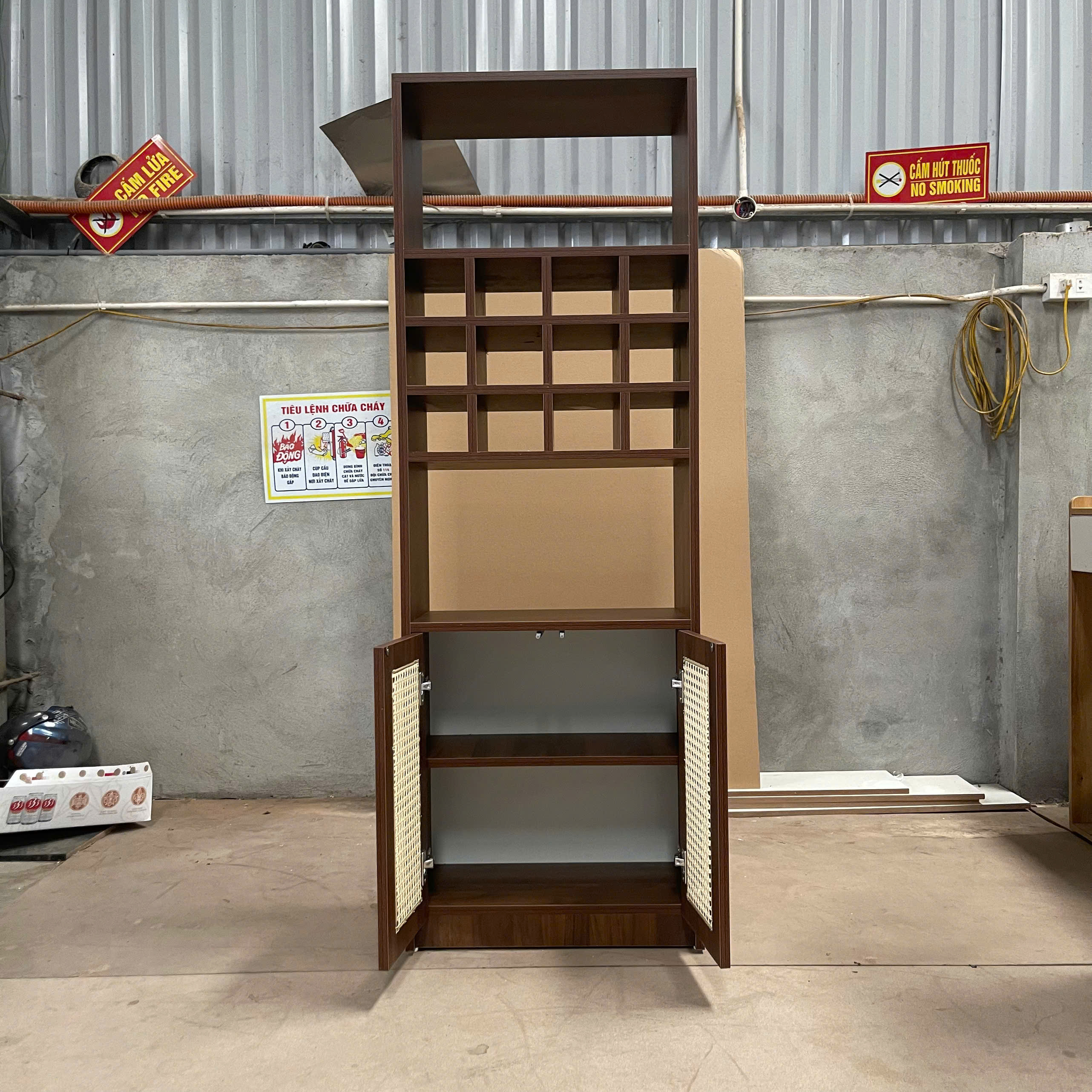 tu decor phong khach ket hop tu ruou