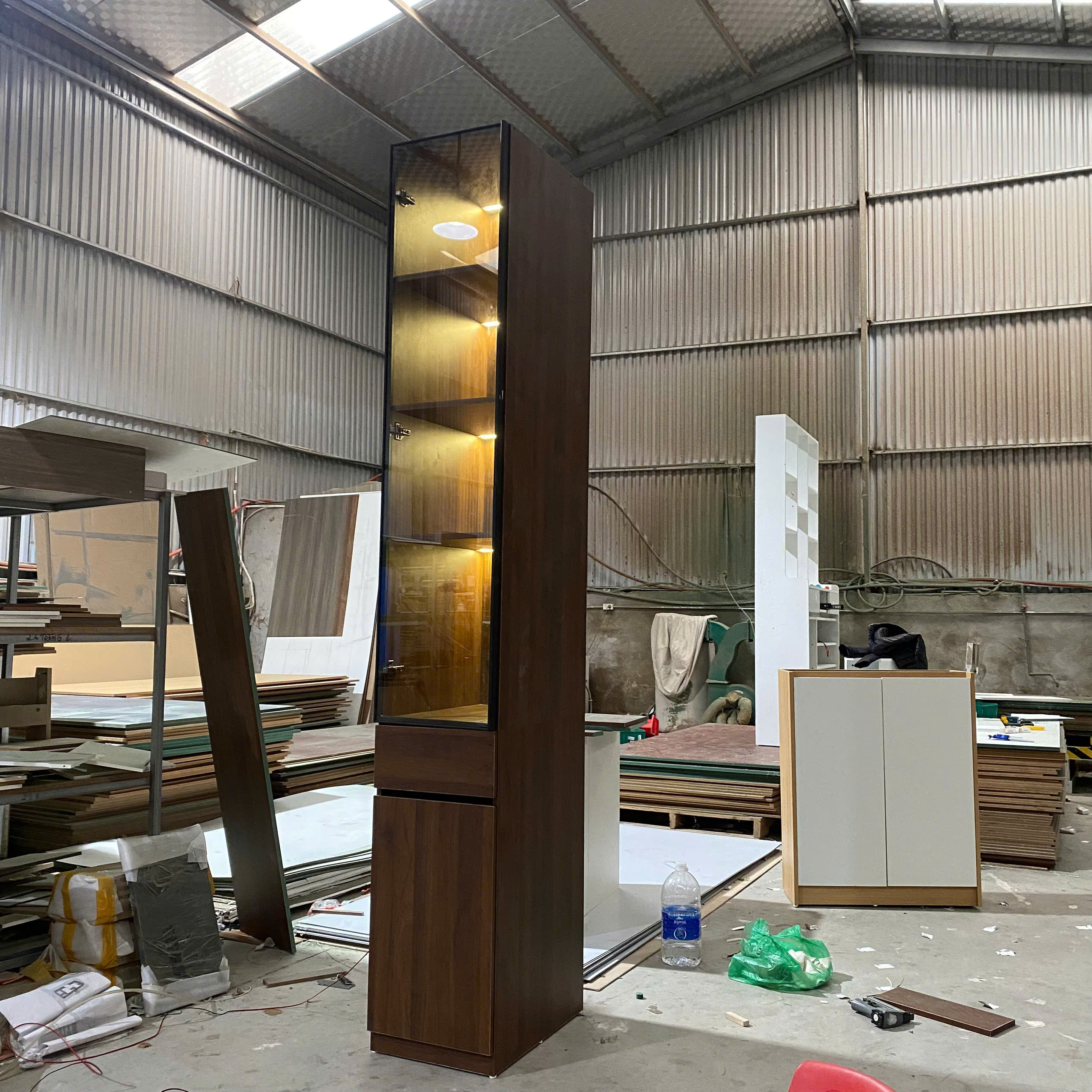 Cánh kính cường lực dày 5mm an toàn và thẩm mỹ cao.