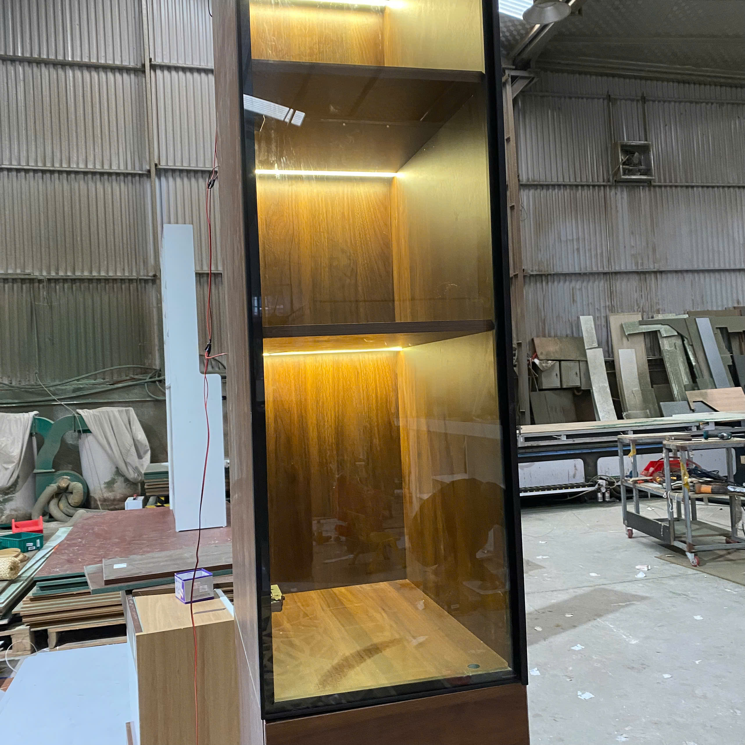 Ngăn kéo tủ rượu sử dụng ray bi 3 lớp kéo mở êm ái.