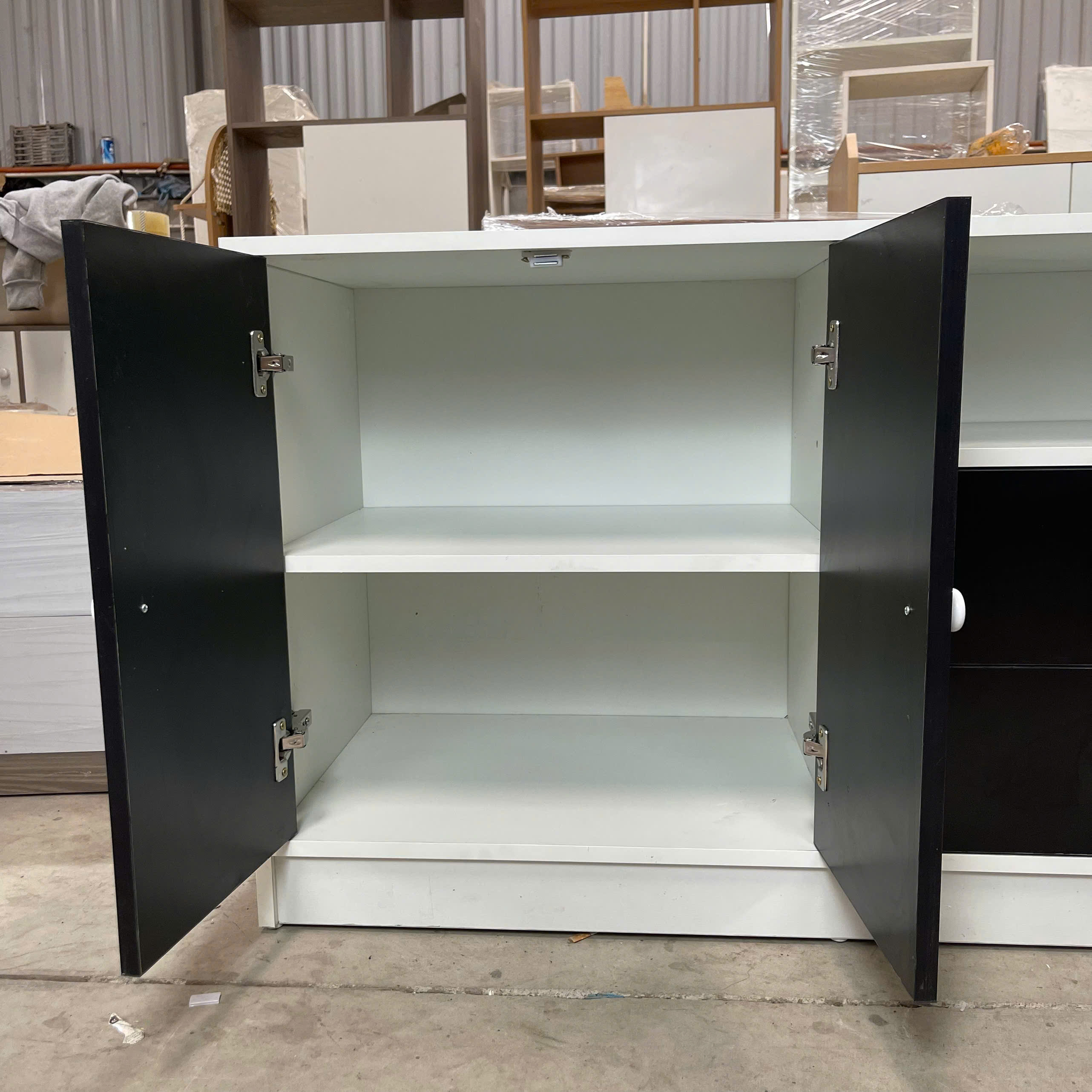 Tủ tivi phòng khách thiết kế hiện đại màu trắng đen