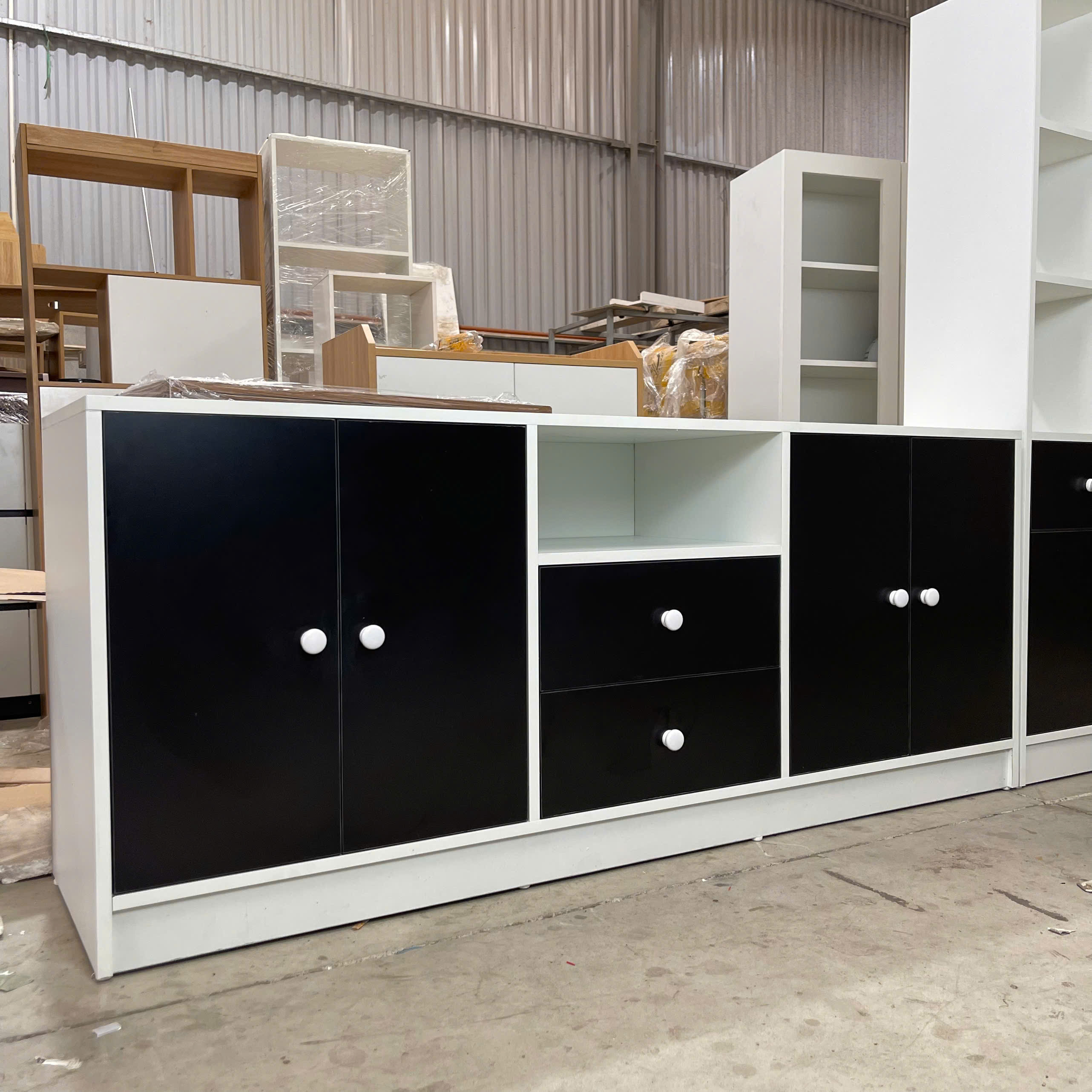 Tủ tivi cánh mở bản lề inox giảm chấn