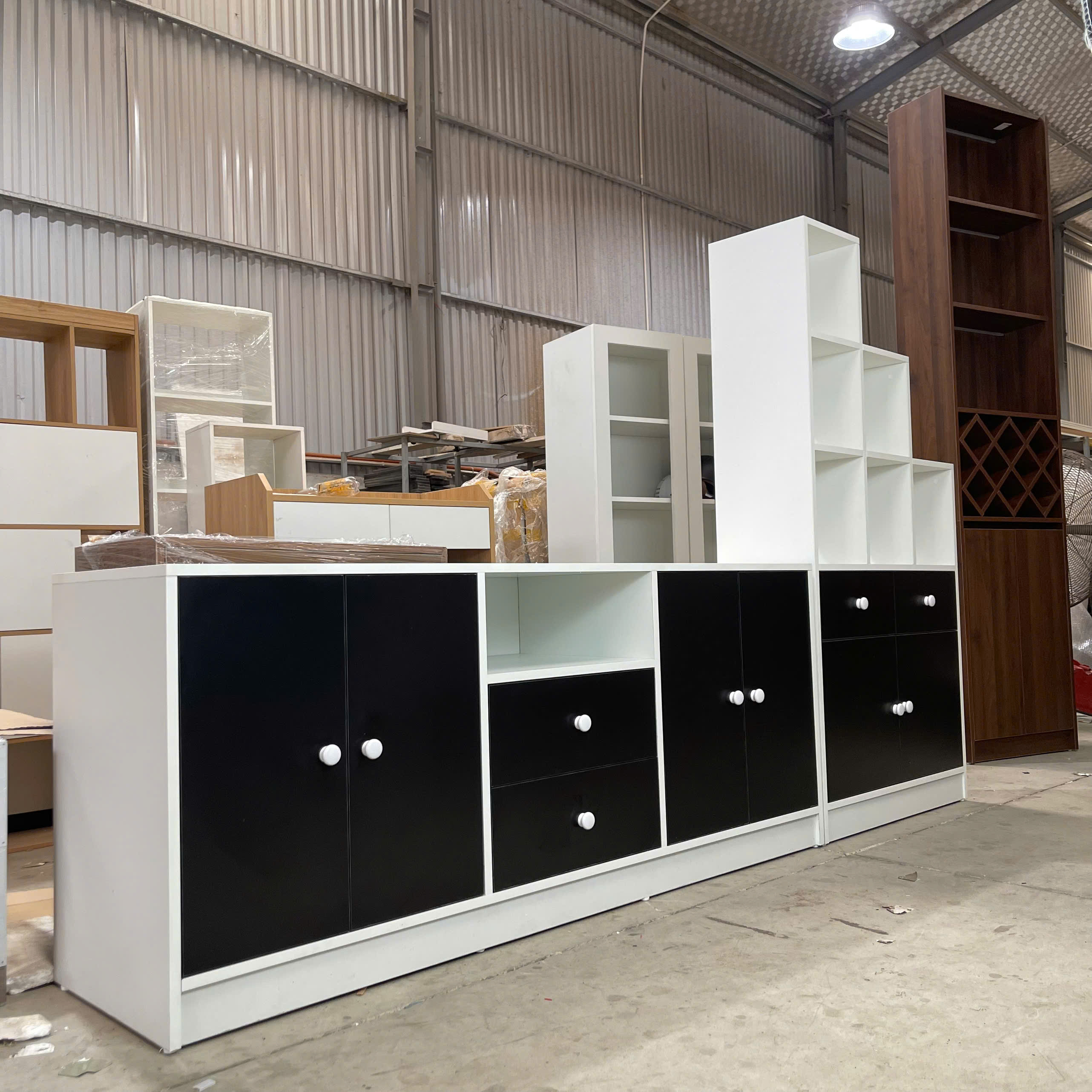 Tủ kệ tivi nhiều ngăn lưu trữ tiện lợi