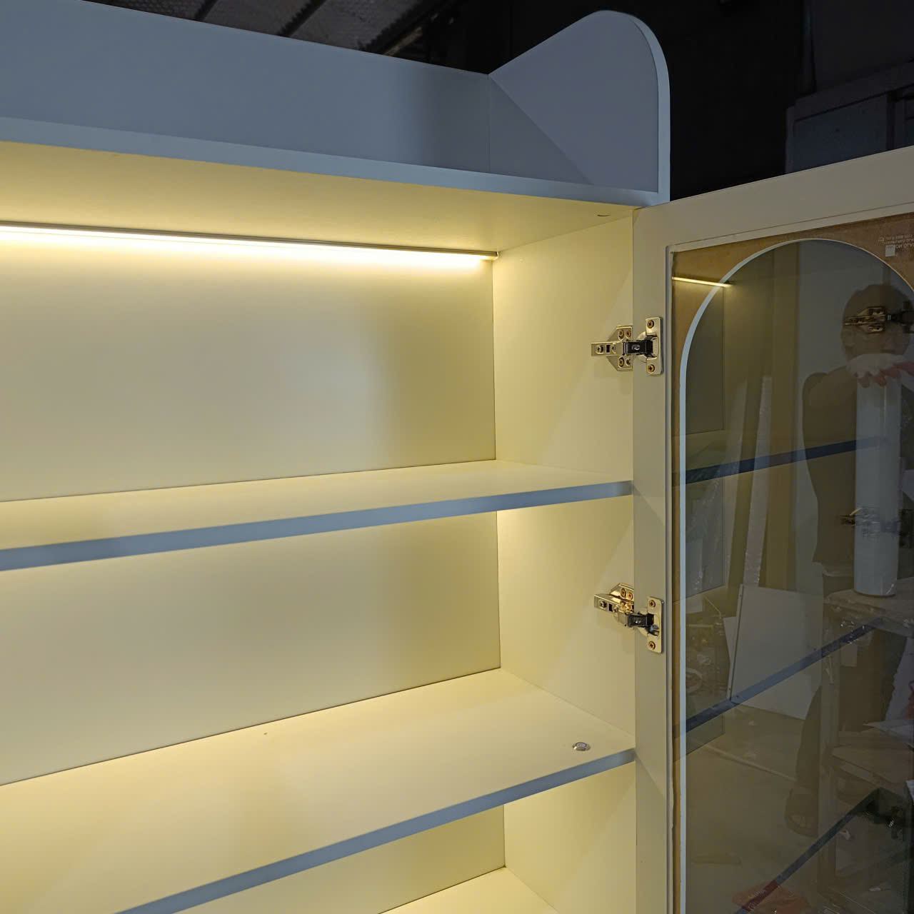 Tủ trang trí MDF cánh kính gia nhiệt tại nhà máy Hải Long