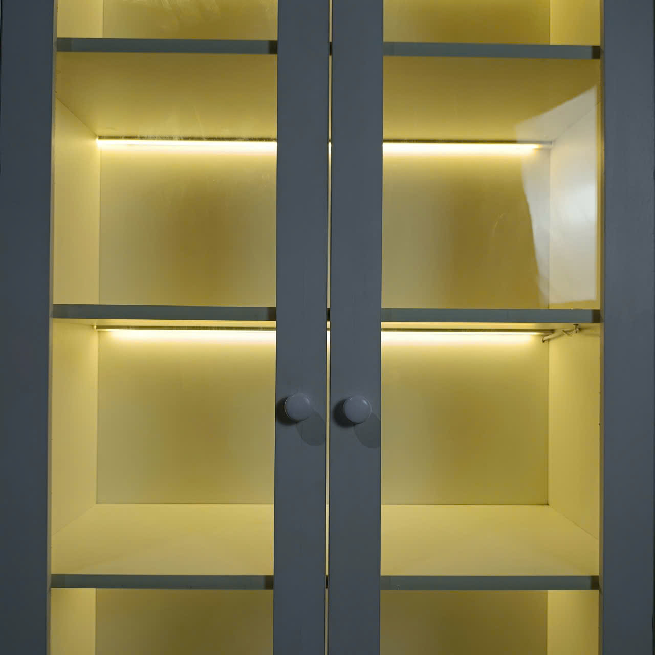 Tủ trưng bày decor cánh kính bo cong sang trọng