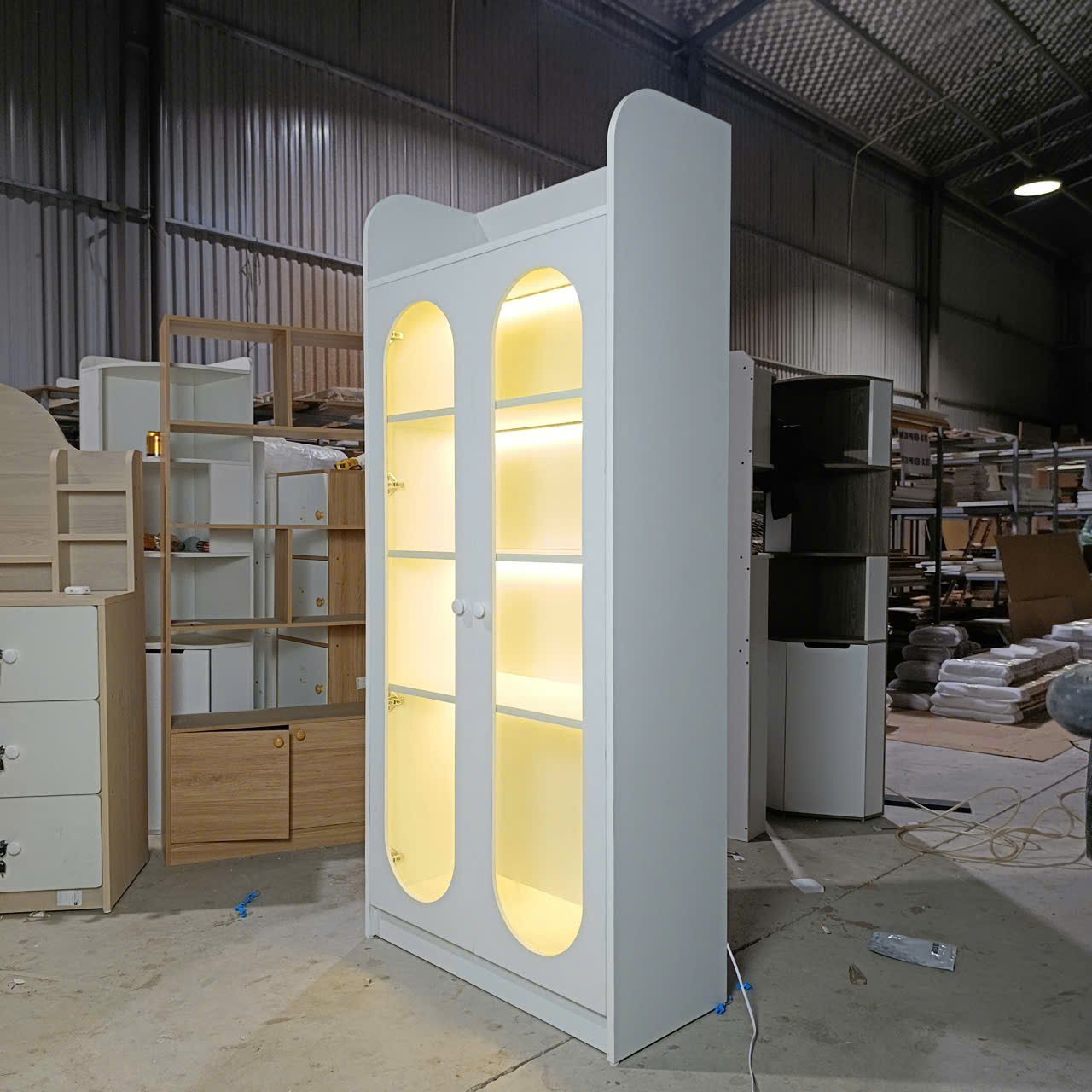 Tủ trang trí có đèn LED khay âm cảm biến hiện đại