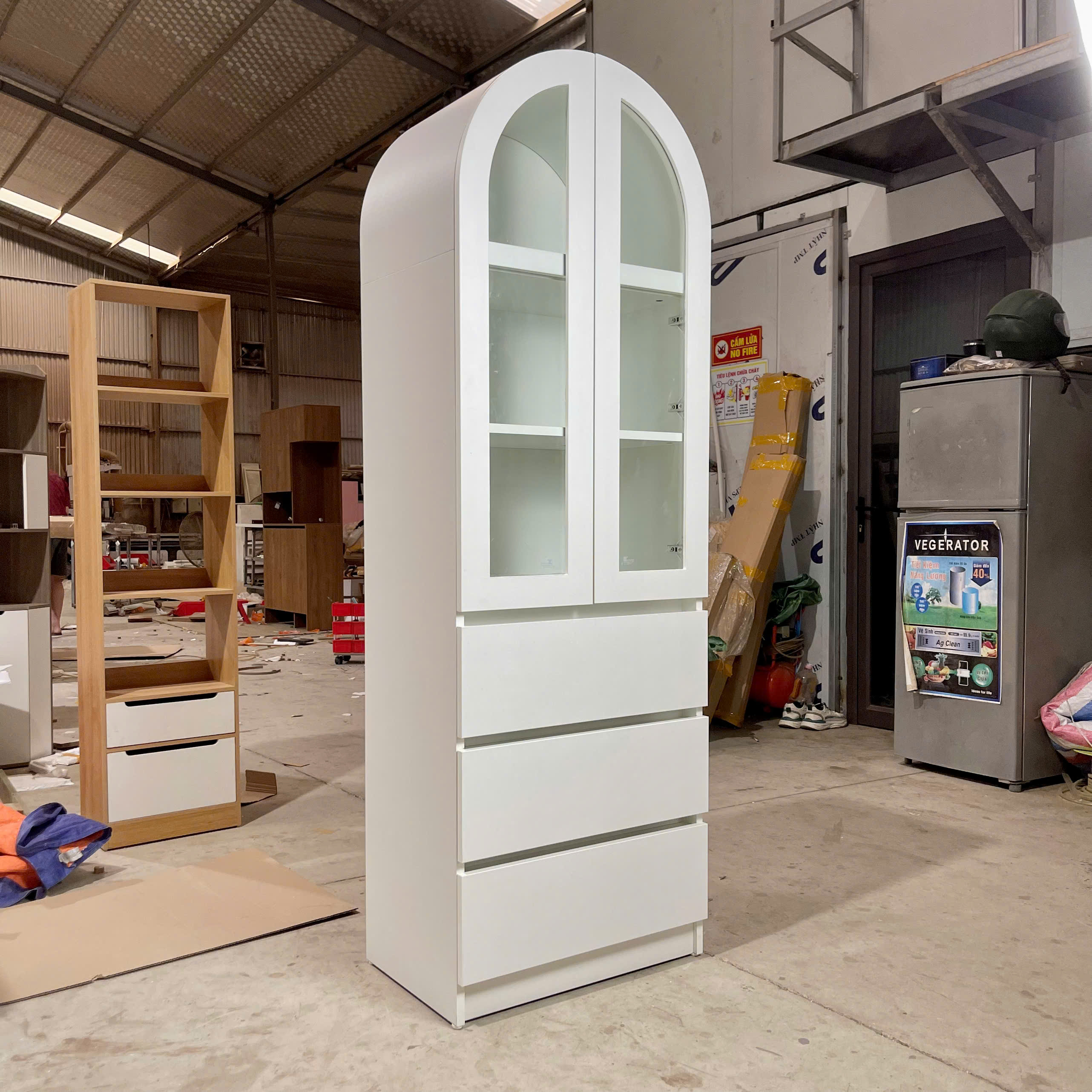 tủ trưng bày đồ trang trí