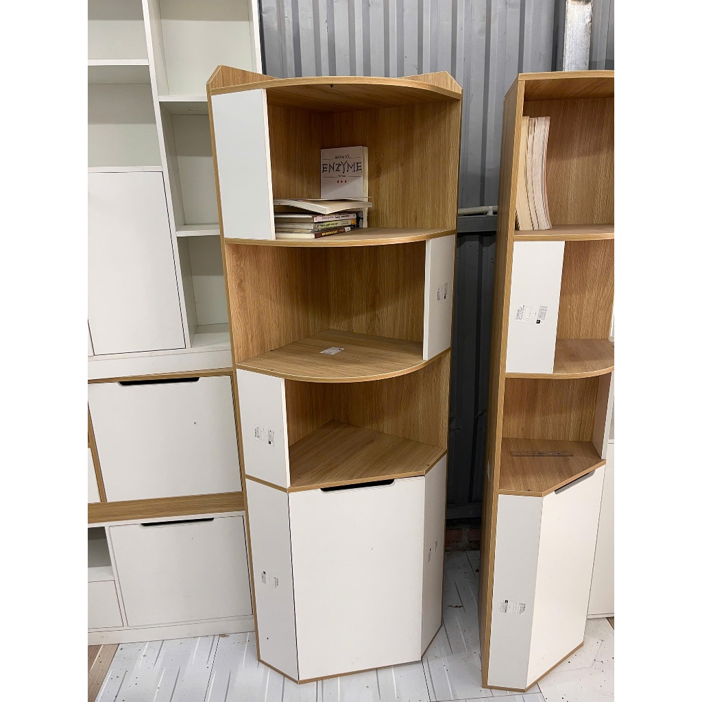 Kệ góc MDF phủ Melamine nhiều tầng, giúp tận dụng góc tường hiệu quả, thương hiệu KN Home Decor.