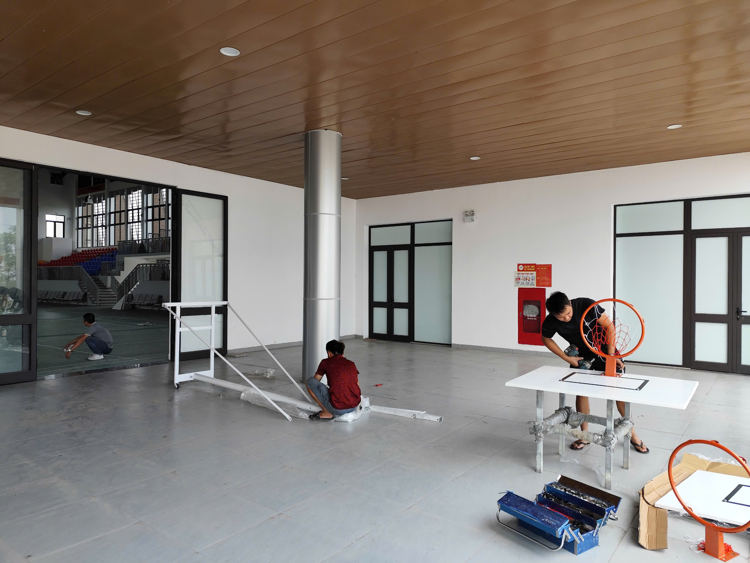 Lắp đặt thiết bị thể thao tại nhà thi đấu đa năng Phú Xuyên