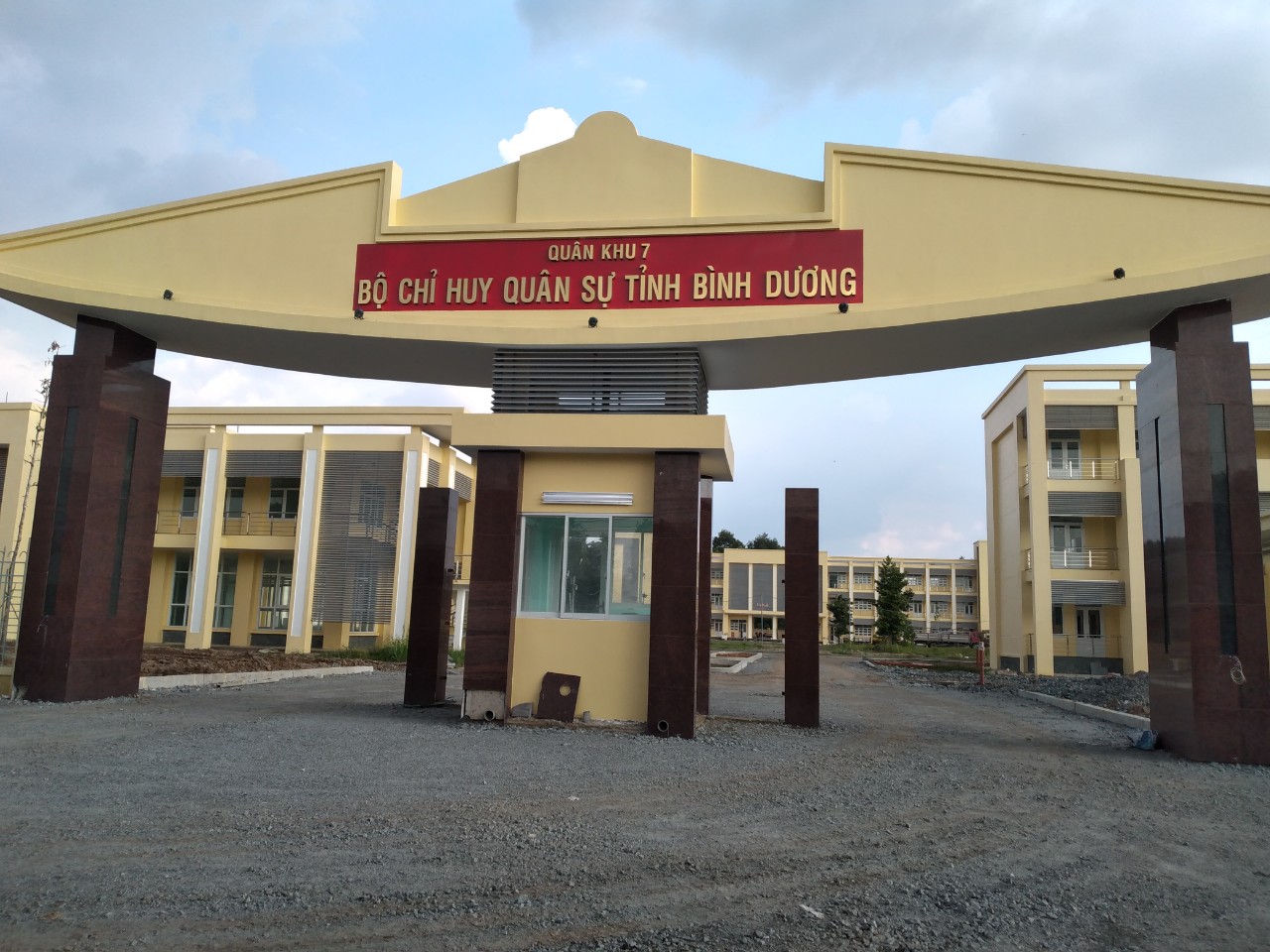 Lắp đặt xà kép cho doanh trại quân đội