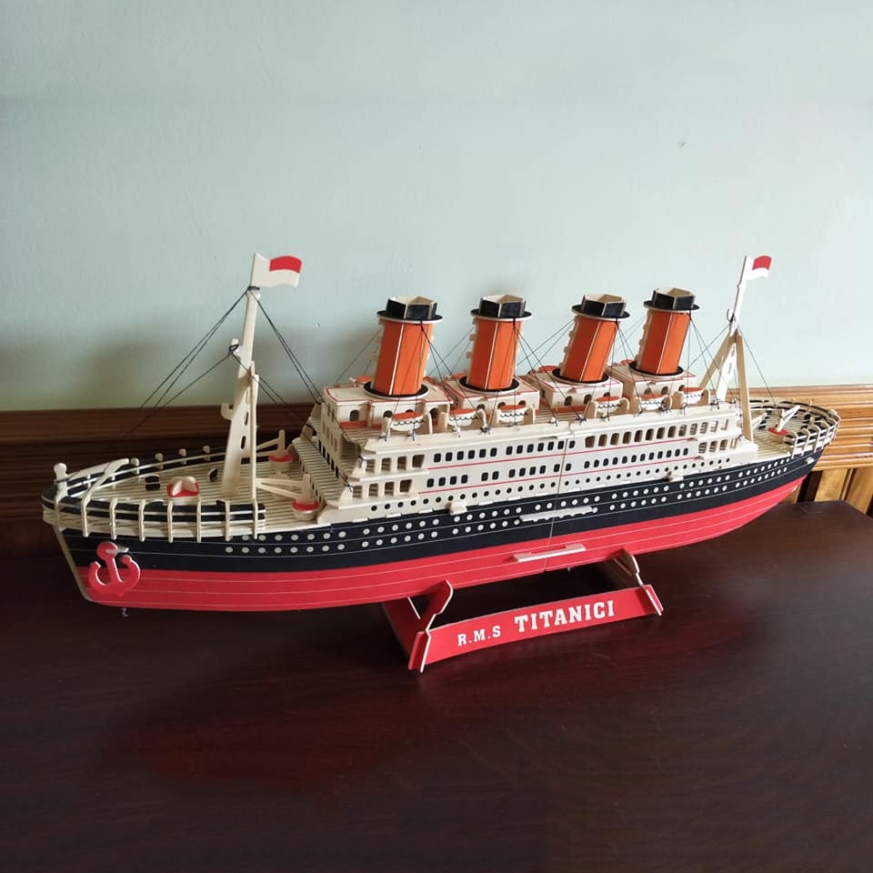 Đồ chơi lắp ráp gỗ 3D Mô hình tàu Titanic - Tặng kèm đèn LED USB trang trí