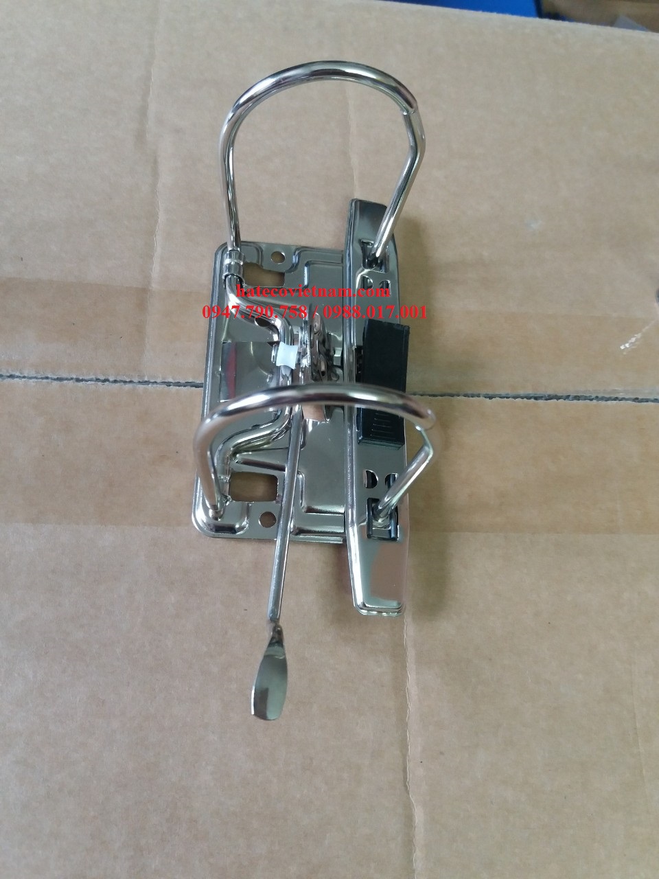 Khóa còng bật 7cm GẮN BẢNG TIN (gồm khóa còng + nẹp còng)