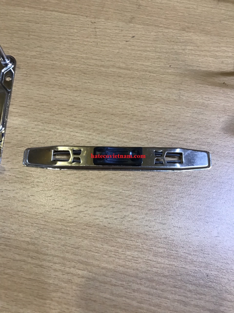 Khóa còng bật 7cm GẮN BẢNG TIN (gồm khóa còng + nẹp còng)