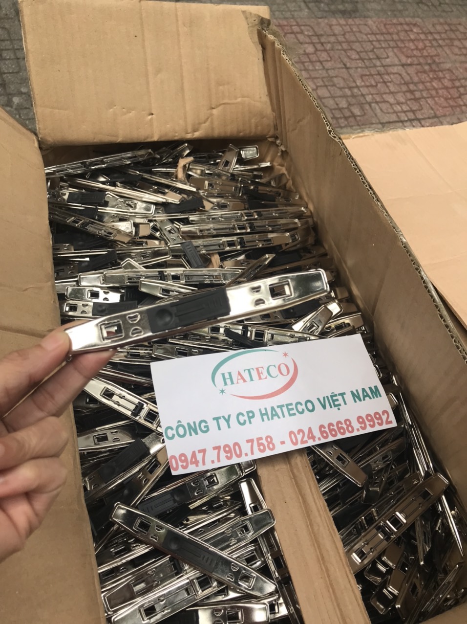 Khóa còng bật 10cm GẮN BẢNG TIN (gồm khóa còng + nẹp còng)