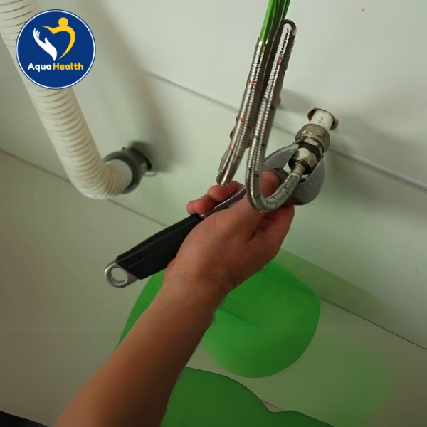 Do áp lực nước đầu vào bị yếu hoặc quá cao