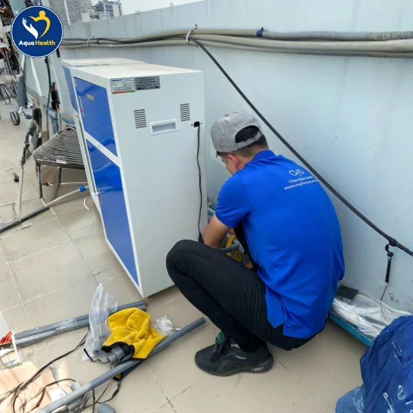 Hình ảnh thực tế kỹ thuật AquaHealth lắp đạt lọc nước nha khoa tại phòng khám Thế Hệ Mới
