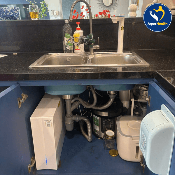 Lắp đặt máy lọc nước Truliva UR61096H âm tủ tại nhà khách hàng