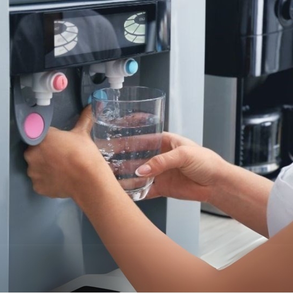 Xả nước sau khi lắp lõi lọc mới giúp hạn chế tình trạng máy lọc nước có bọt khí