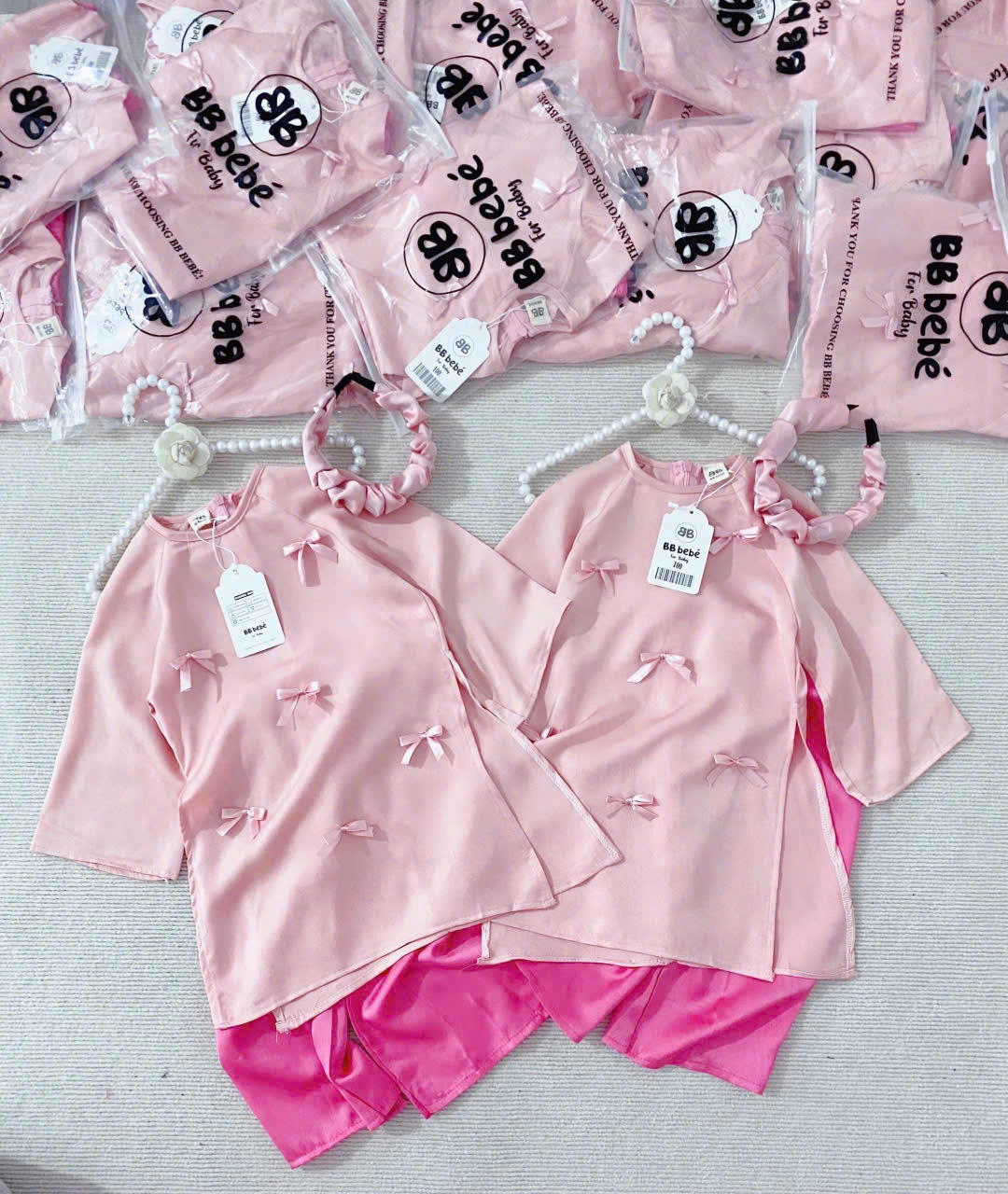 SET ÁO DÀI HỒNG ĐÍNH NƠ - ĐÍNH KÈM BỜM, SIÊU YÊU, SIÊU XINH CHO BÉ GÁI