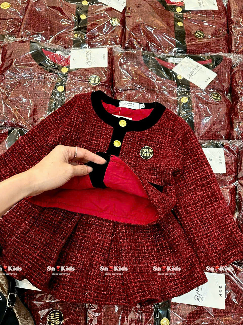 SET DẠ ĐỎ CHÂN VÁY XẾP LY - TẶNG KÈM TAG MIU MIU CHO BÉ YÊU