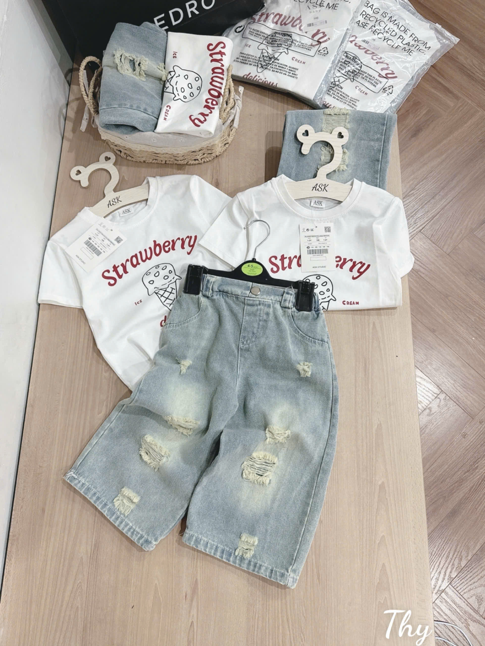 SET QUẦN JEAN STRAWBERRY RÁCH CỰC CHẤT CHO BÉ GÁI