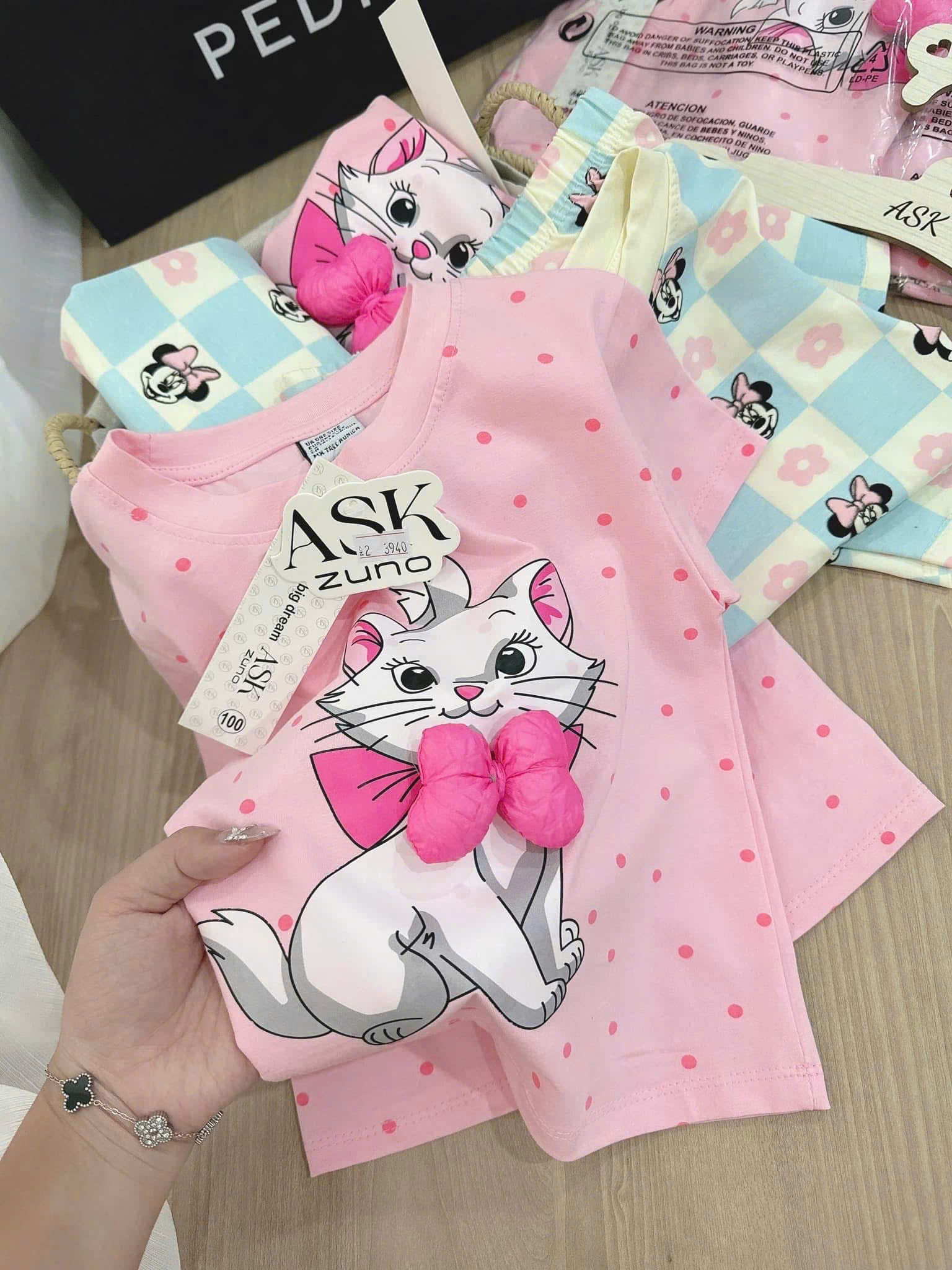 SET 2 BỘ COTTON MICKEY, MÈO NƠ NỔI – BÉ GÁI SIÊU XINH