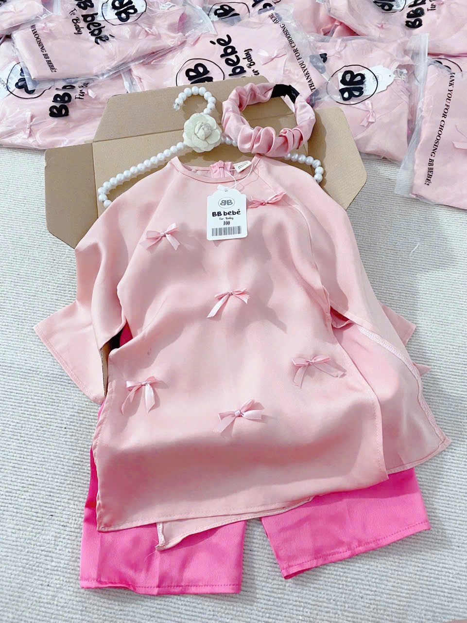 SET ÁO DÀI HỒNG ĐÍNH NƠ - ĐÍNH KÈM BỜM, SIÊU YÊU, SIÊU XINH CHO BÉ GÁI