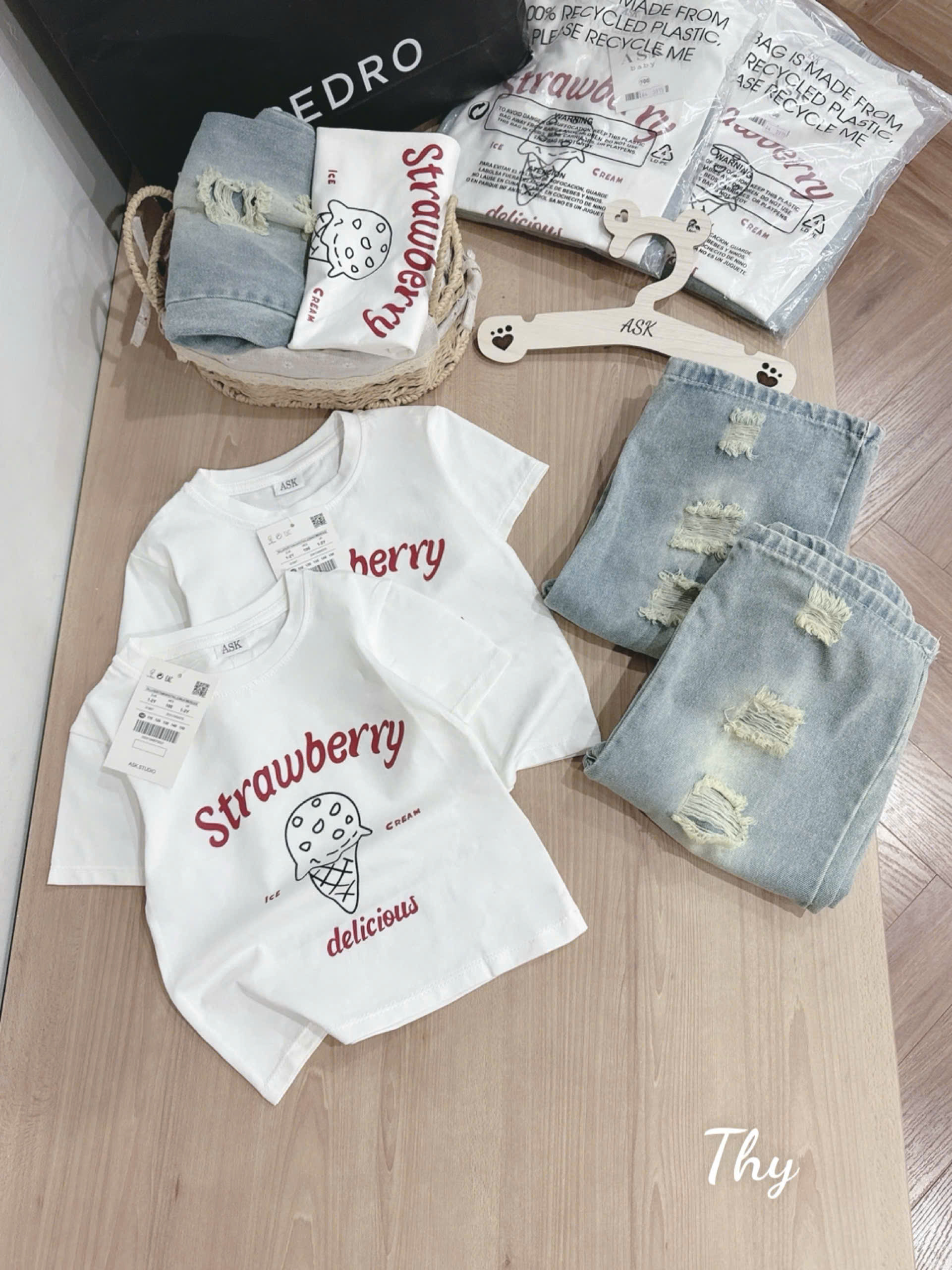 SET QUẦN JEAN STRAWBERRY RÁCH CỰC CHẤT CHO BÉ GÁI