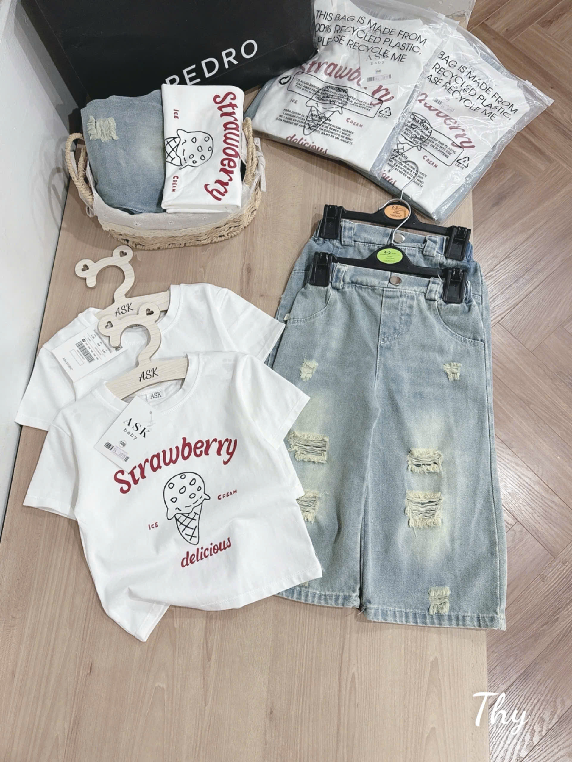 SET QUẦN JEAN STRAWBERRY RÁCH CỰC CHẤT CHO BÉ GÁI