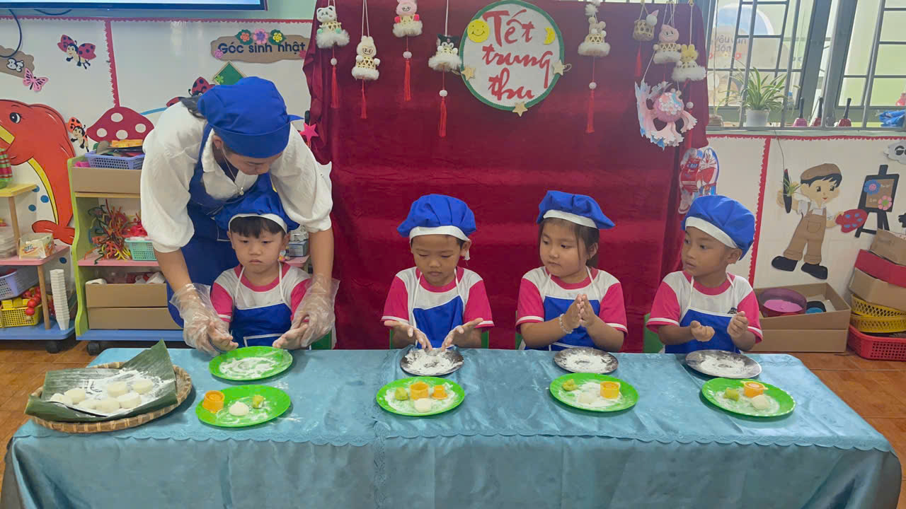 HOẠT ĐỘNG TRẢI NGHIỆM LÀM BÁNH DẺO CHAY CỦA CÁC BẠN NHỎ KHỐI LÁ !
