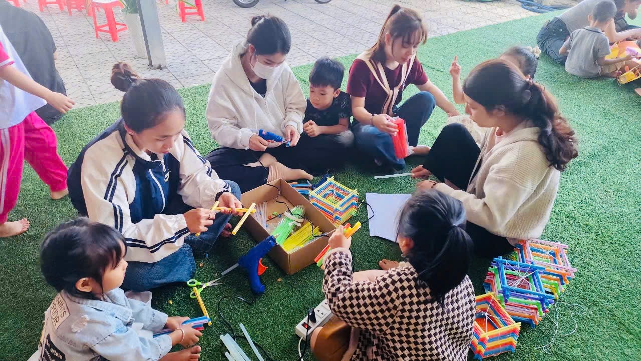 🌕 HOẠT ĐỘNG “CÙNG CON LÀM LỒNG ĐÈN TRUNG THU” – GẮN KẾT YÊU THƯƠNG, NUÔI DƯỠNG SÁNG TẠO 🌟
