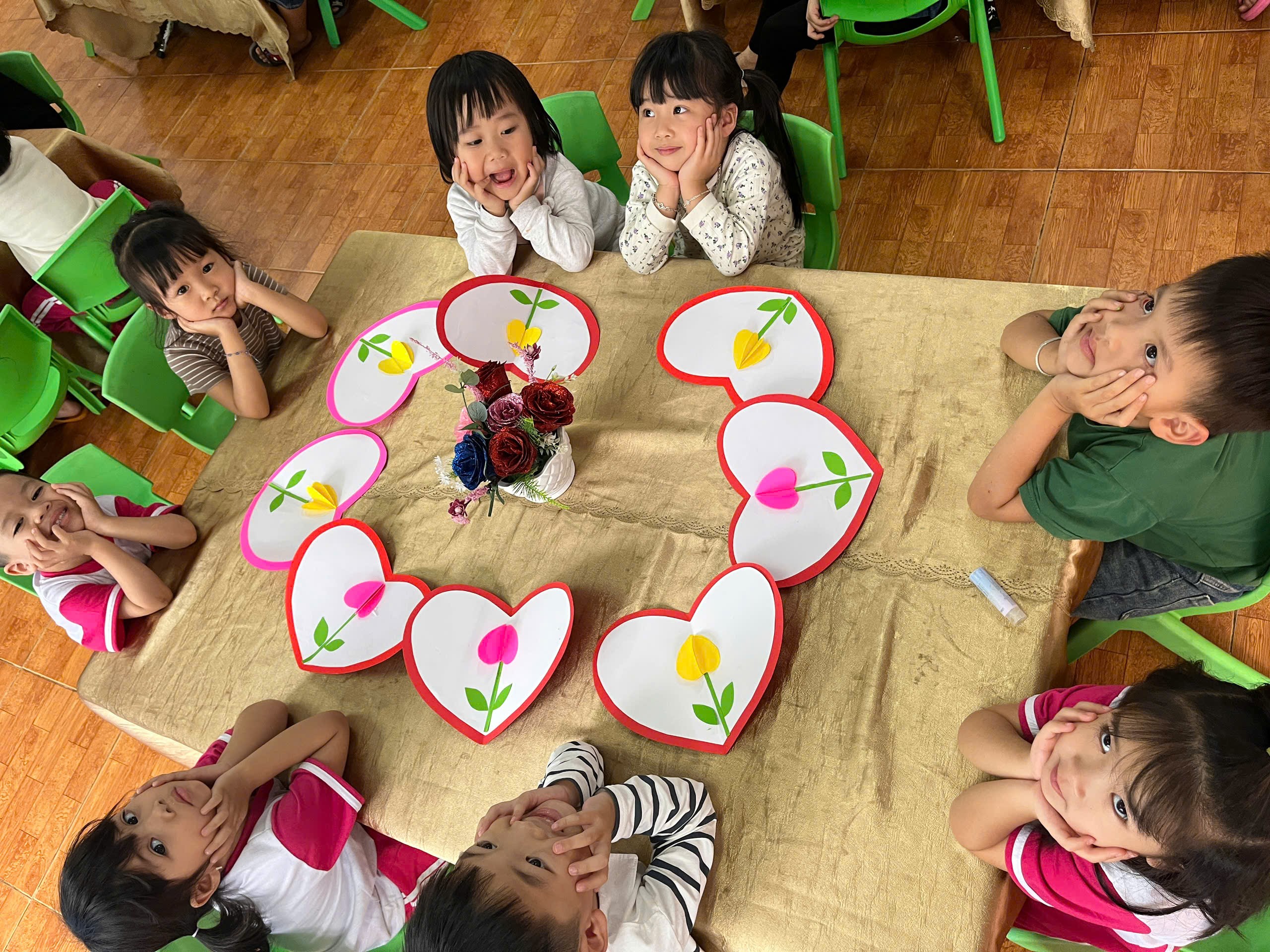 🌸💗🌈🌟🌟🌟🌈💗🌸 **✨ HOẠT ĐỘNG LÀM THIỆP 20/10 –  BÉ GỬI NGÀN YÊU THƯƠNG TẶNG MẸ & BÀ ✨**  🌸💗🌈🌟🌟🌟🌈💗🌸