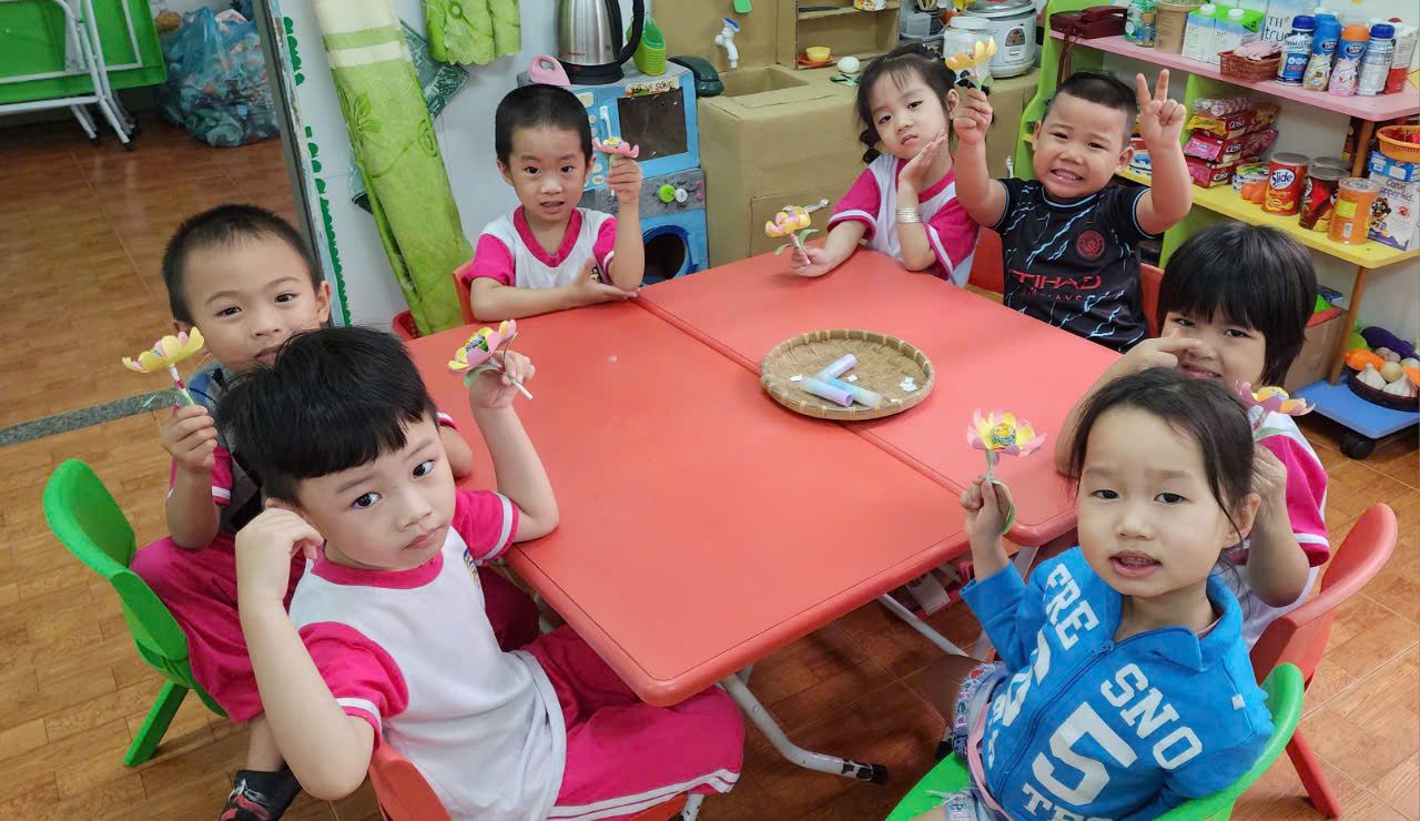 Bé khéo tay: Làm bông hoa kẹo mút tặng mẹ,tặng bà ngày 20-10