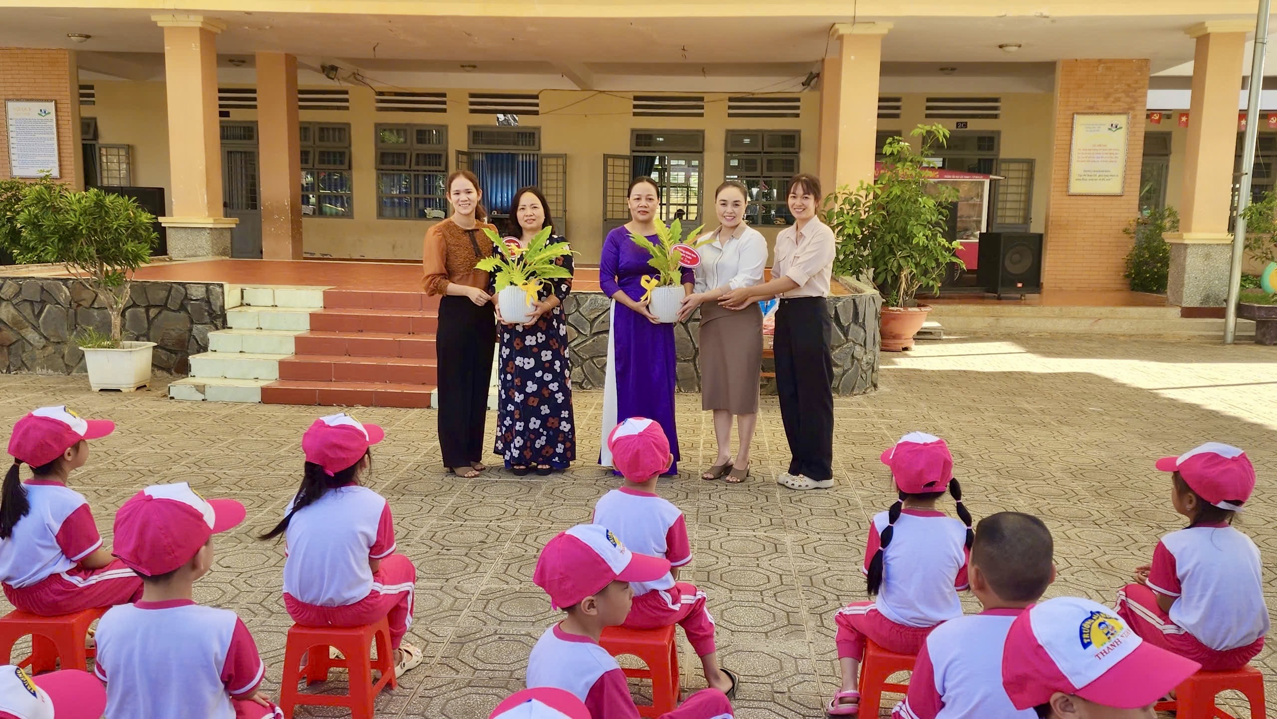HOẠT ĐỘNG TRẢI NGHIỆM