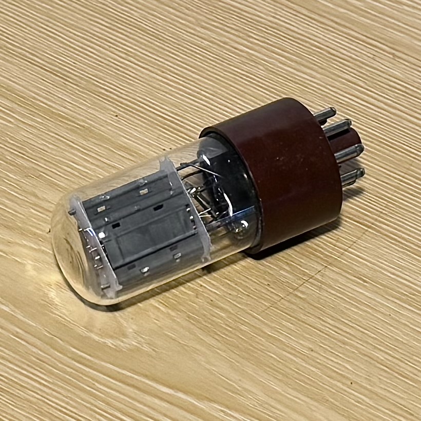 Bóng Đèn Chân Không 6SN7 / 6SN7GT Đế Mầu Nâu Sản Xuất Italia