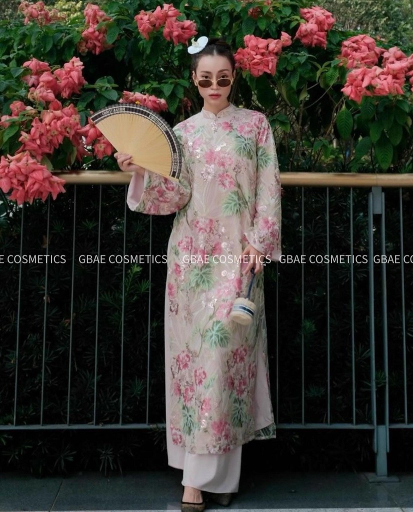 Quạt xếp cầm tay Christian Dior