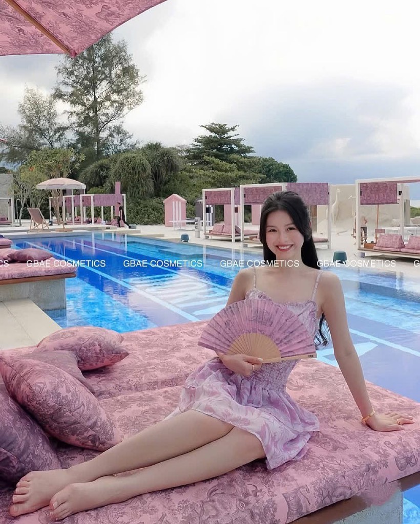 Quạt xếp cầm tay Christian Dior