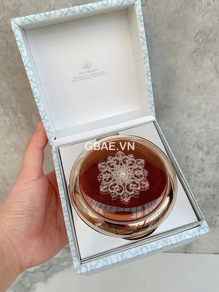 Set Cushion WHOO tái sinh (1 cushion sẵn lõi + 1 lõi refill + 1 cọ tán + 1 bao đựng)