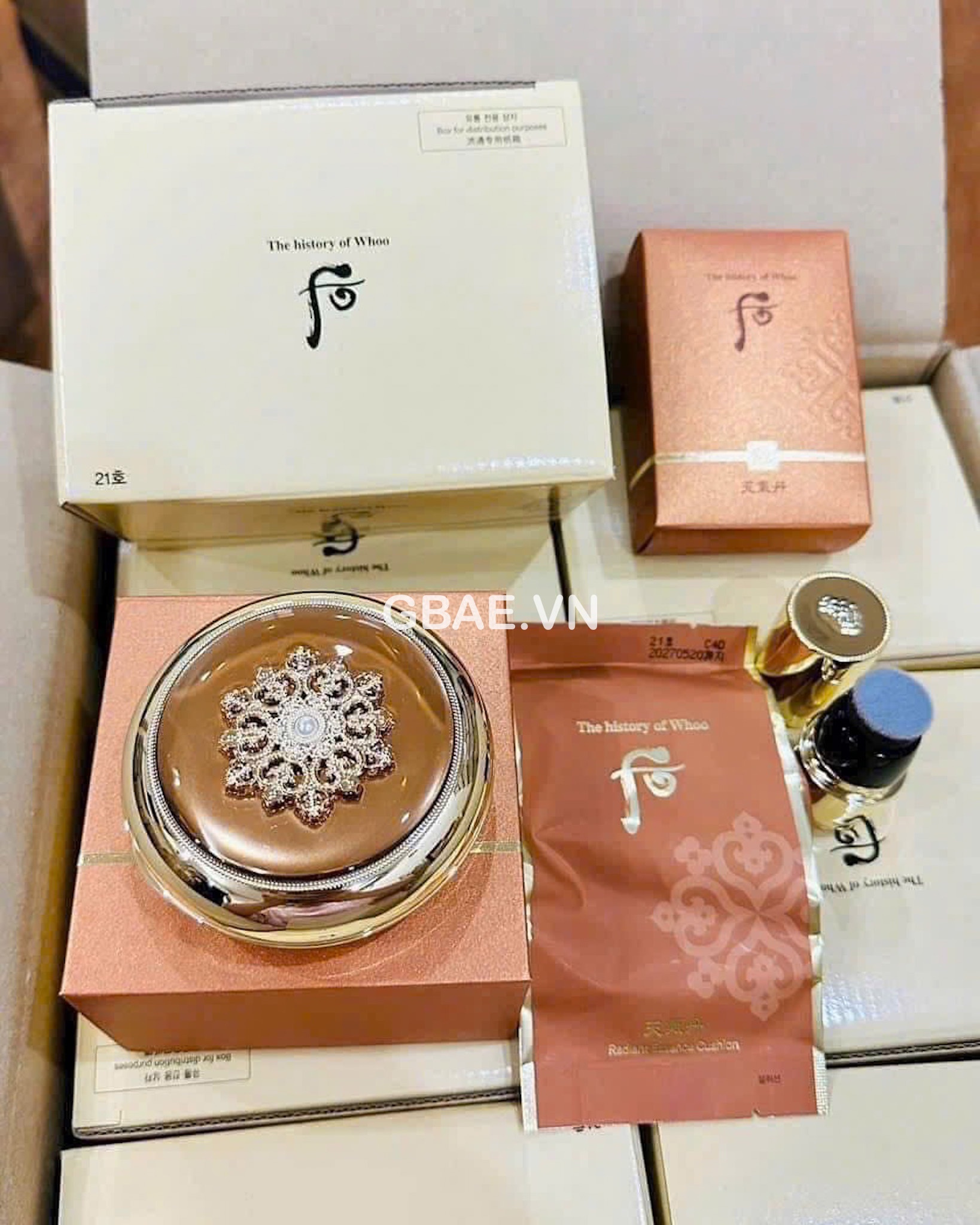 Set Cushion WHOO tái sinh (1 cushion sẵn lõi + 1 lõi refill + 1 cọ tán + 1 bao đựng)