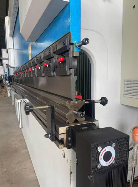 Máy chấn 125 TẤN 4M