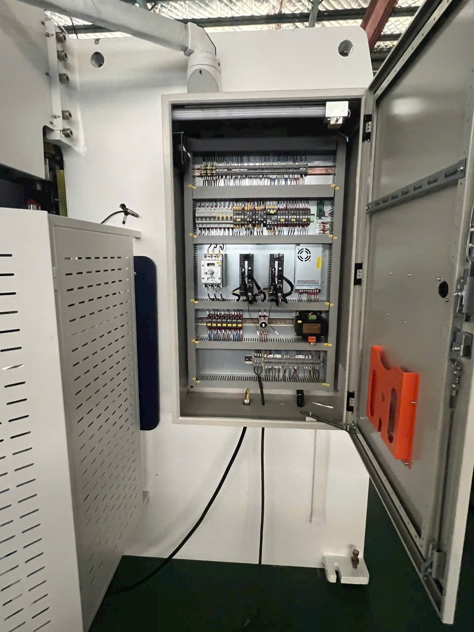 Máy Chấn CNC 200Tấn 4M2 (6N+1)