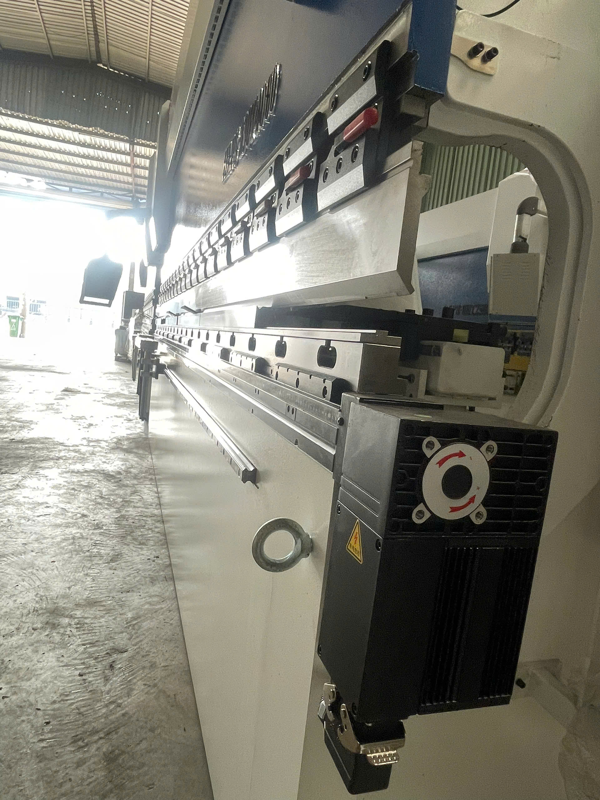 Máy chấn CNC 130T 4M